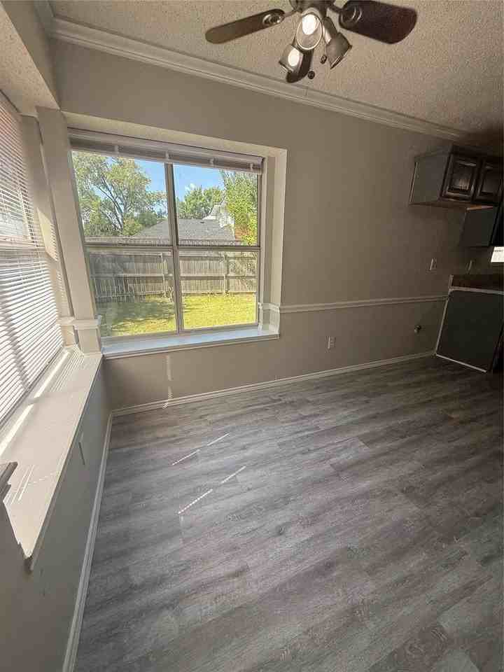 553 Raintree Cir - Photo 7 of 20