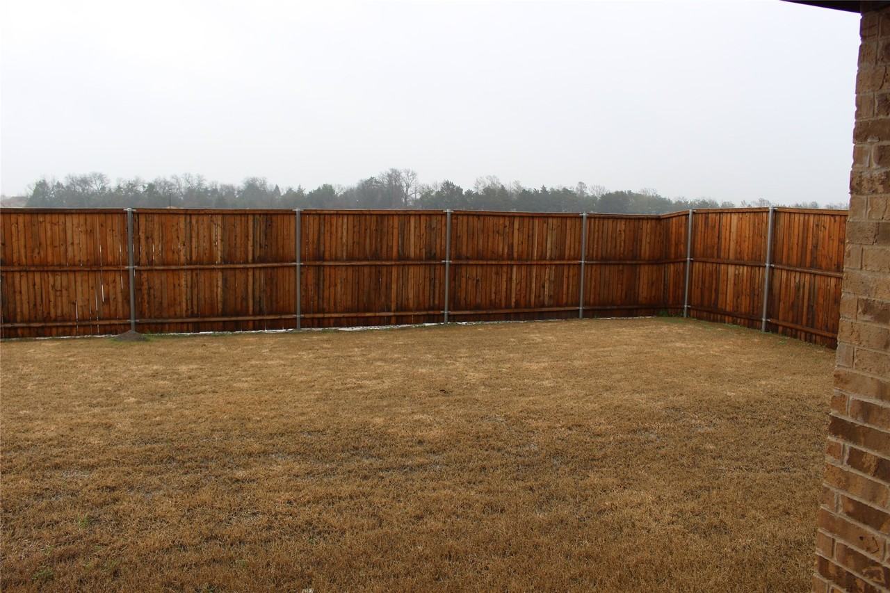 5010 Flanagan Dr - Photo 4 of 27