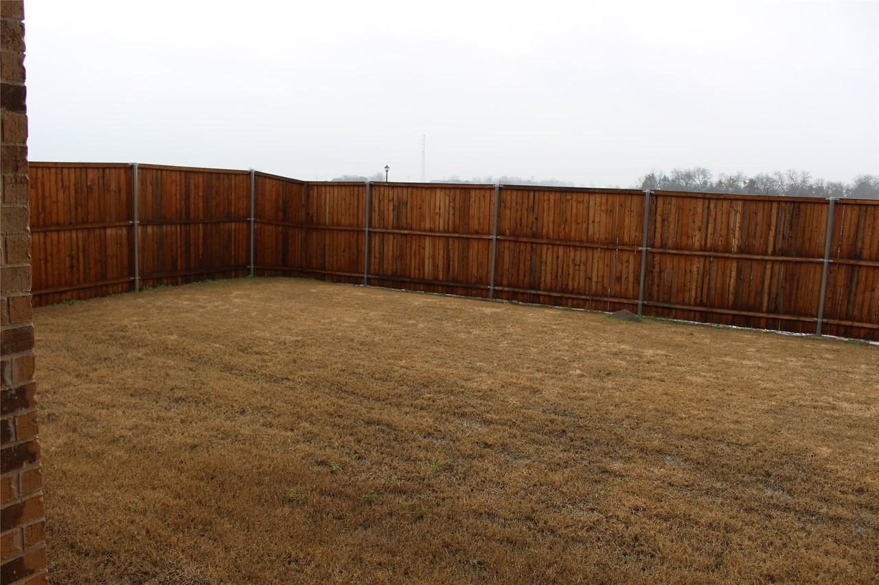 5010 Flanagan Dr - Photo 5 of 27