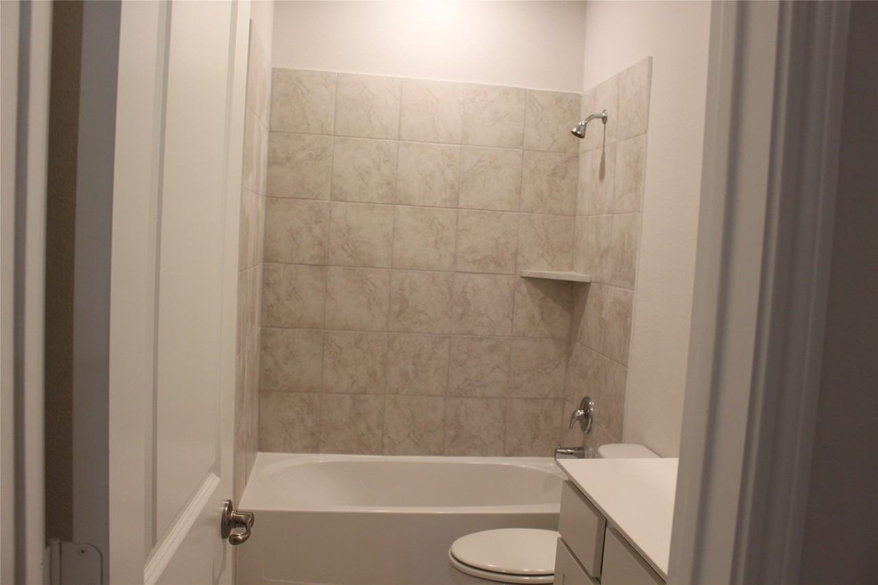 5010 Flanagan Dr - Photo 6 of 27