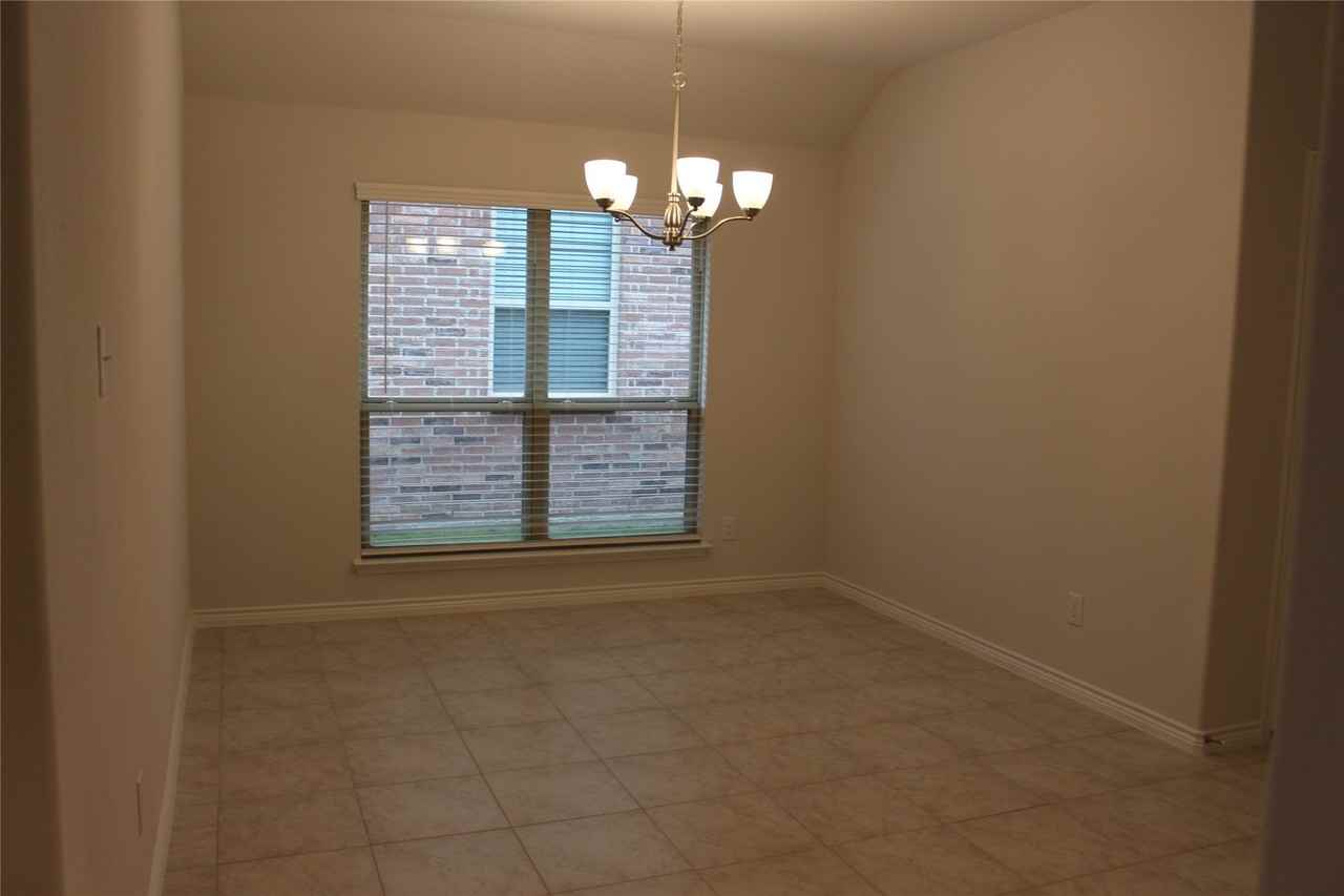 5010 Flanagan Dr - Photo 7 of 27