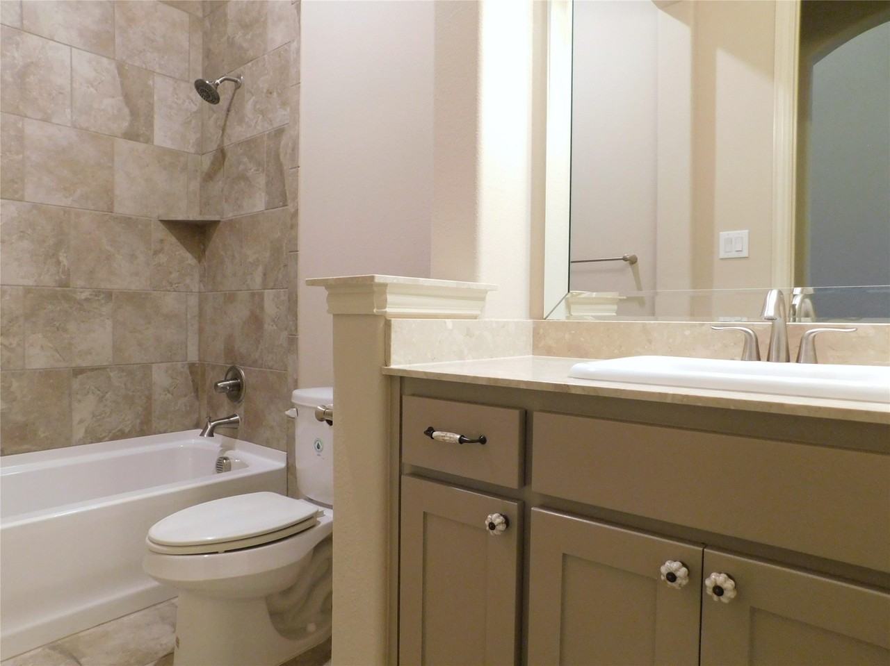 1704 Serra Dr - Photo 7 of 40