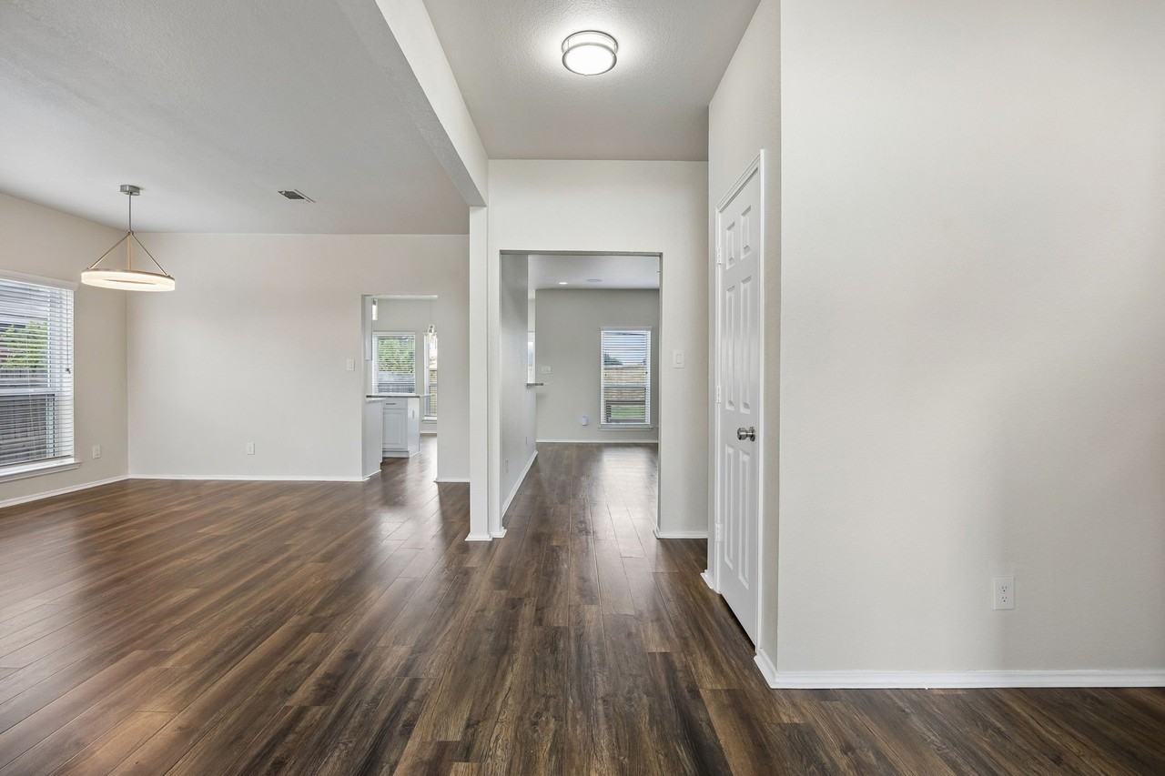 703 Fossil Hill Dr - Photo 4 of 19
