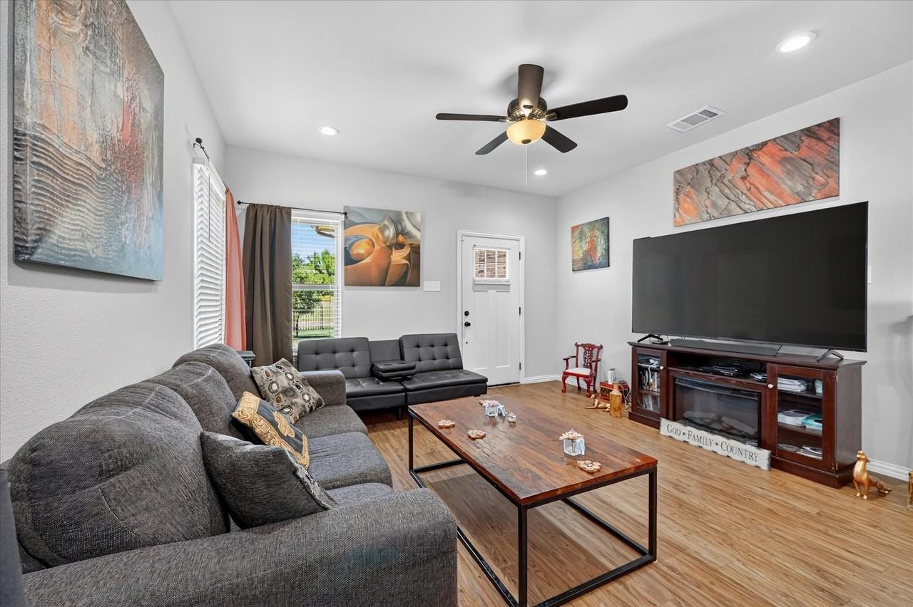 225 Santa Fe St - Photo 3 of 31