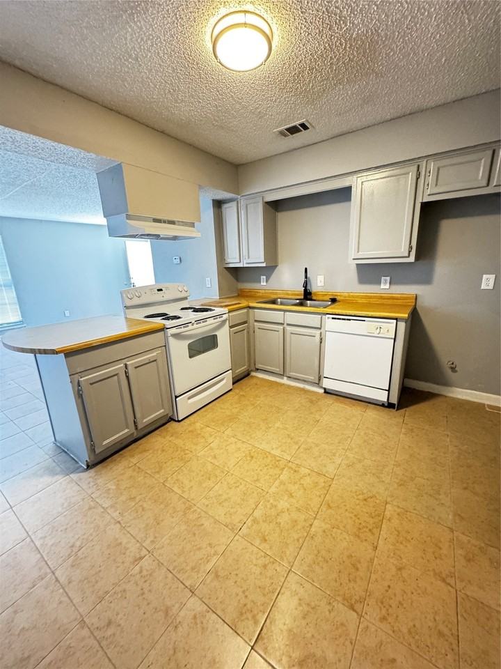 5410 Brookhollow Dr - Photo 3 of 15