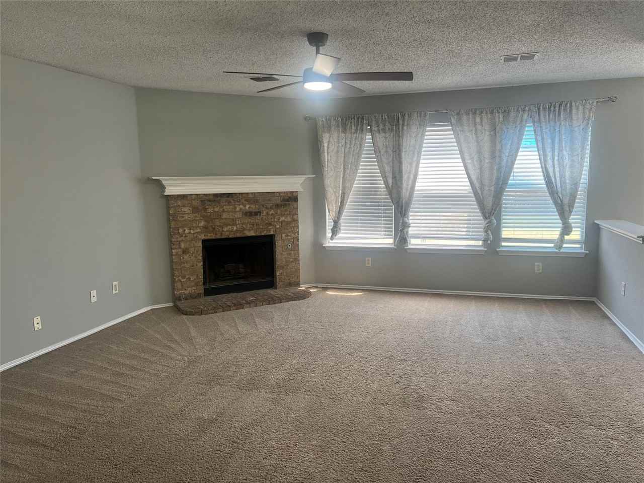 1538 Thornhill Ln - Photo 3 of 19