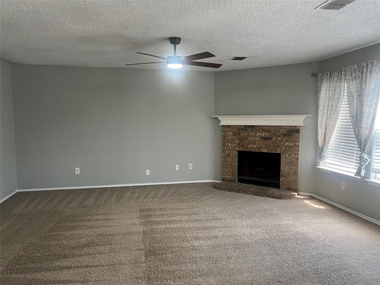 1538 Thornhill Ln - Photo 4 of 19