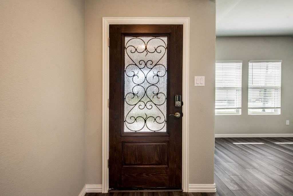 605 Cedar Springs Dr - Photo 3 of 30