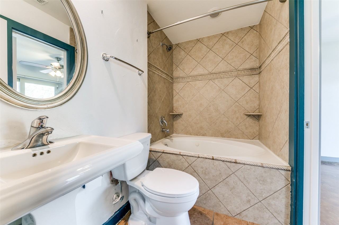 3801 San Jacinto St #B - Photo 5 of 23