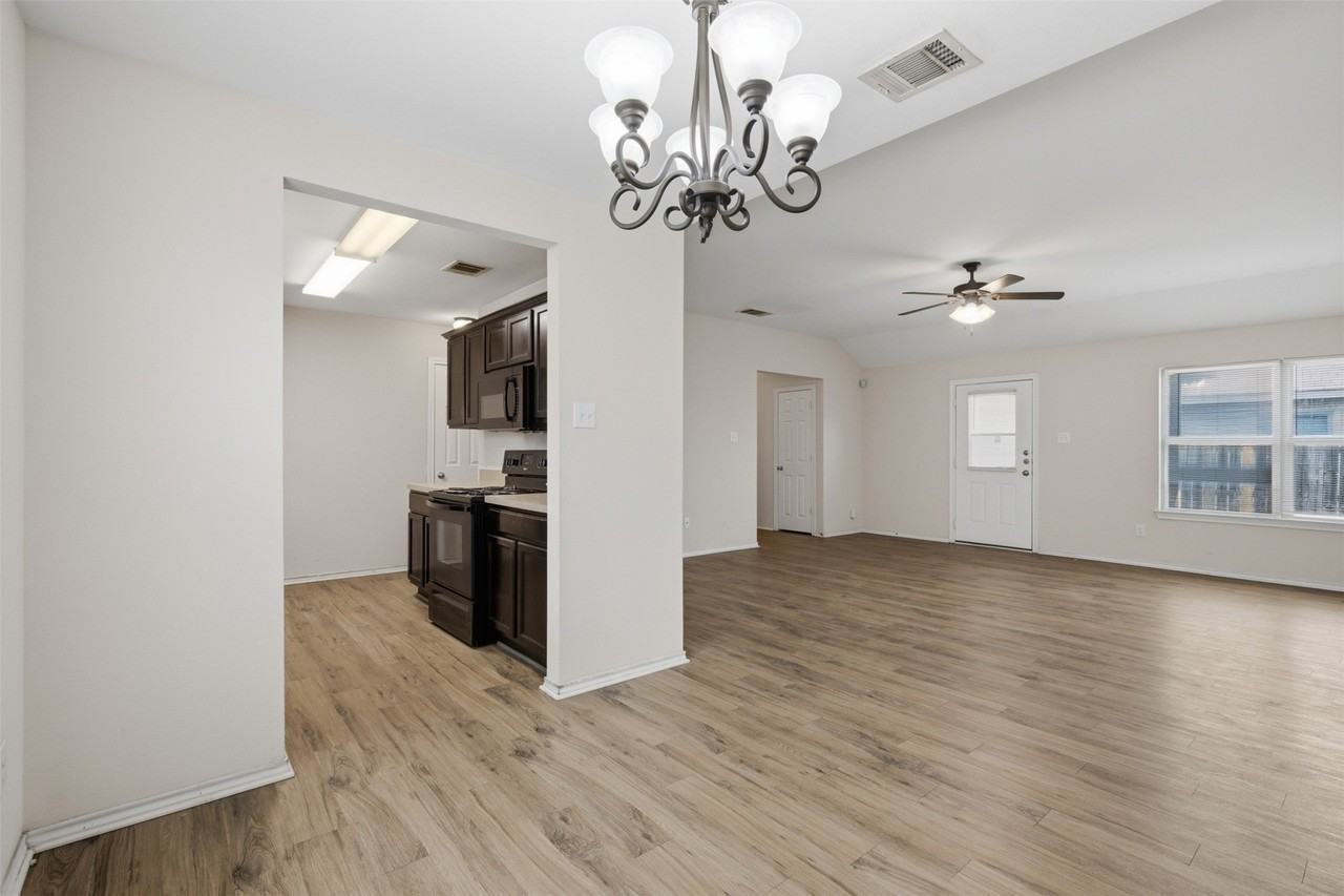 1928 Alanbrooke Dr - Photo 4 of 23