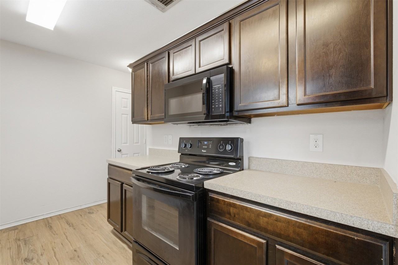 1928 Alanbrooke Dr - Photo 5 of 23