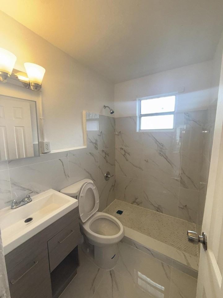 1015 Sw 8th St #2 - Photo 6 of 8