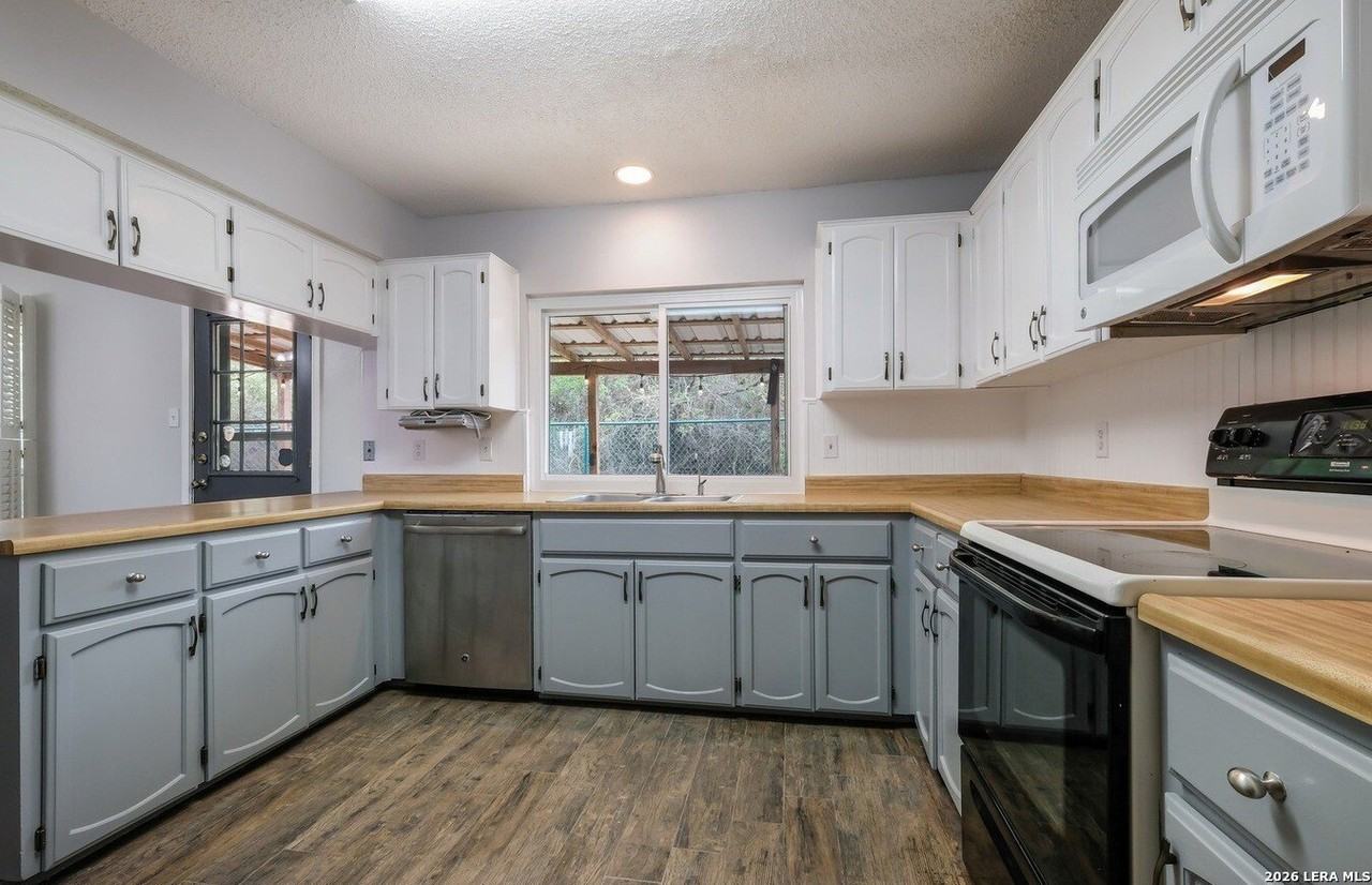 214 Crystal Cyn - Photo 3 of 16