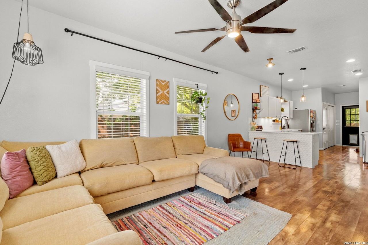 903 Potomac - Photo 4 of 17