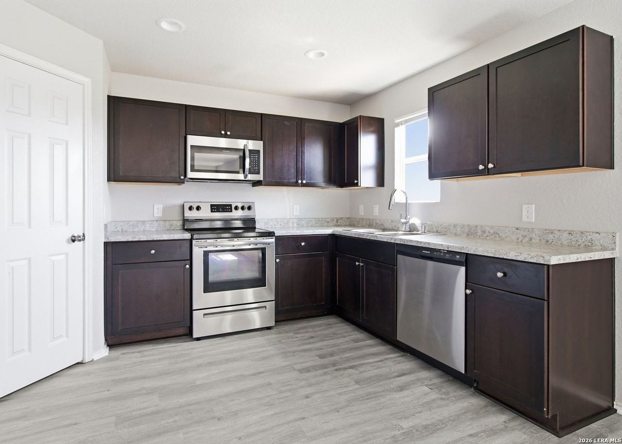 7526 Crestway Rdg - Photo 4 of 12