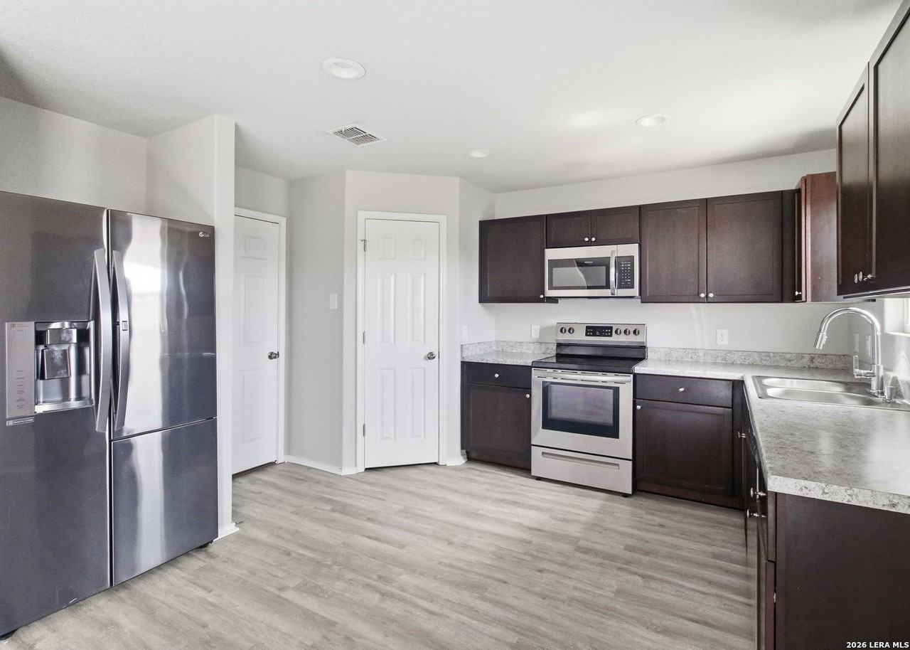 7526 Crestway Rdg - Photo 5 of 12