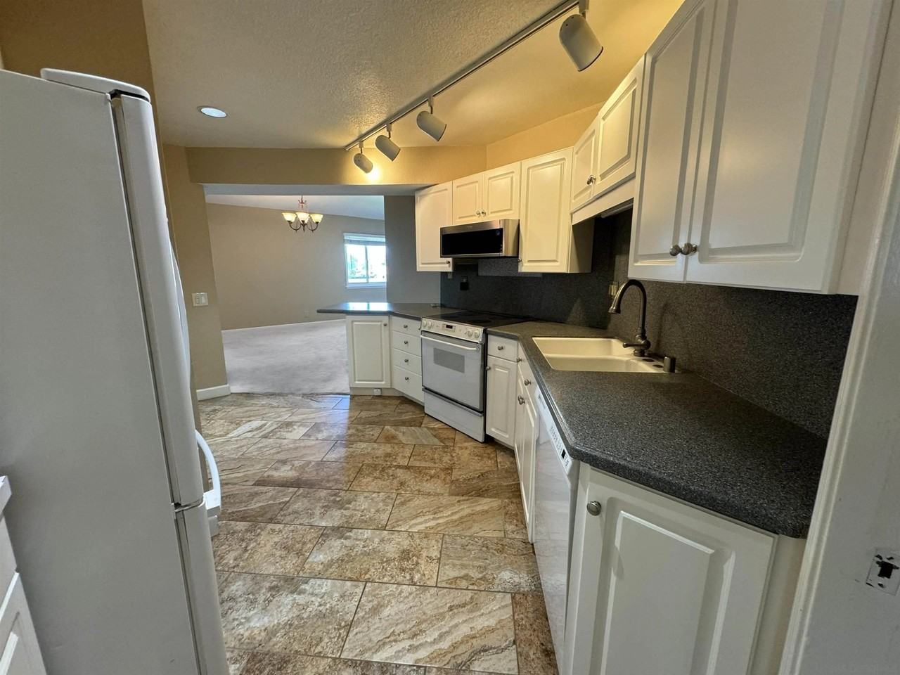 2920 Union St #301 - Photo 4 of 18