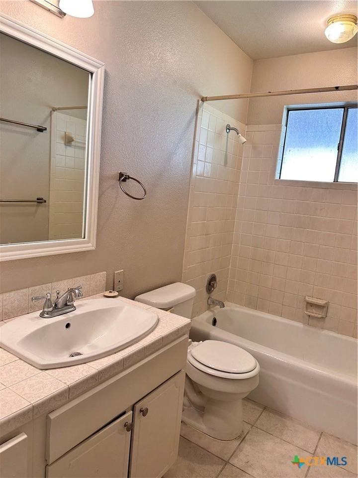 1009 Hazelton St - Photo 4 of 19