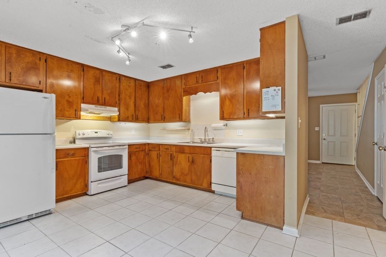 2372 Gregory Dr - Photo 5 of 26