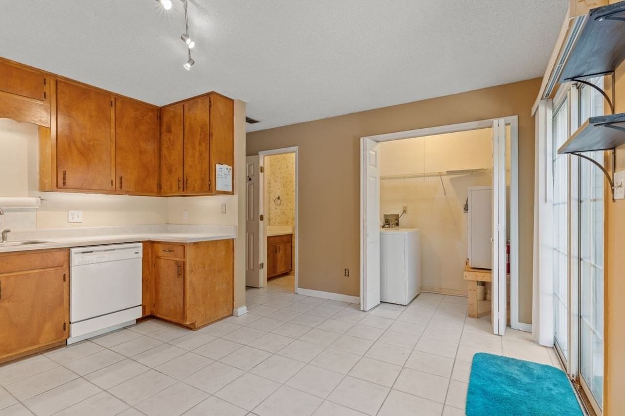 2372 Gregory Dr - Photo 6 of 26