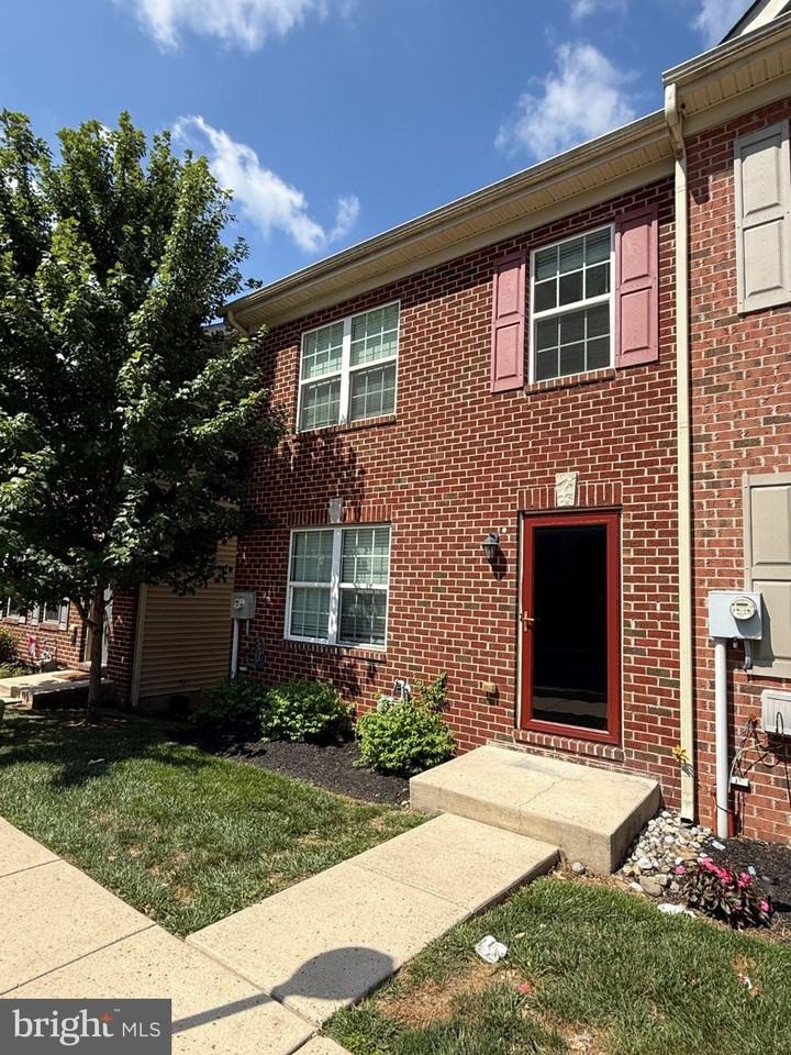 135 S Charlotte St - Photo 2 of 25