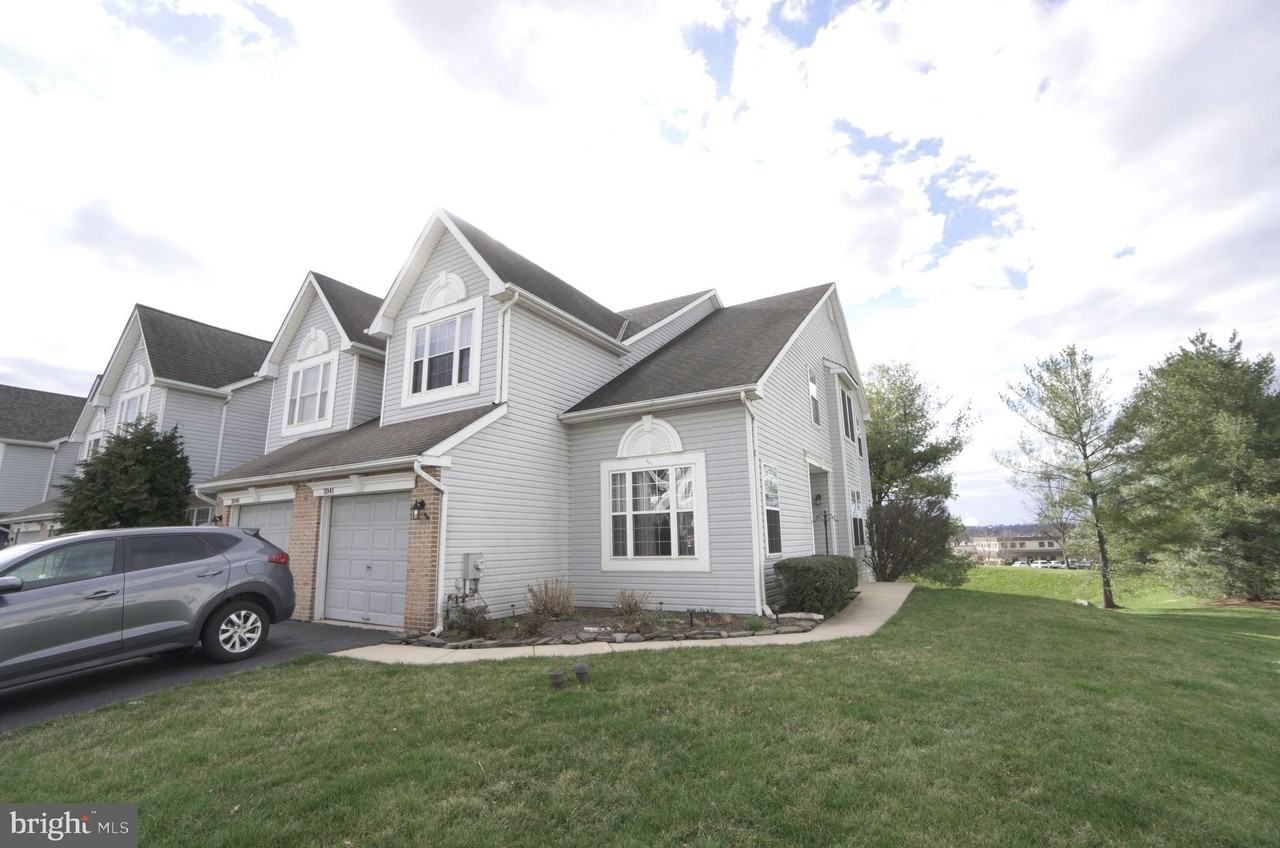 2041 Greenes Way Cir - Photo 2 of 33