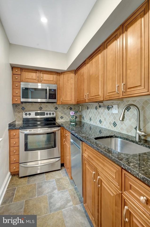 1315 N Ode St #704 - Photo 4 of 47