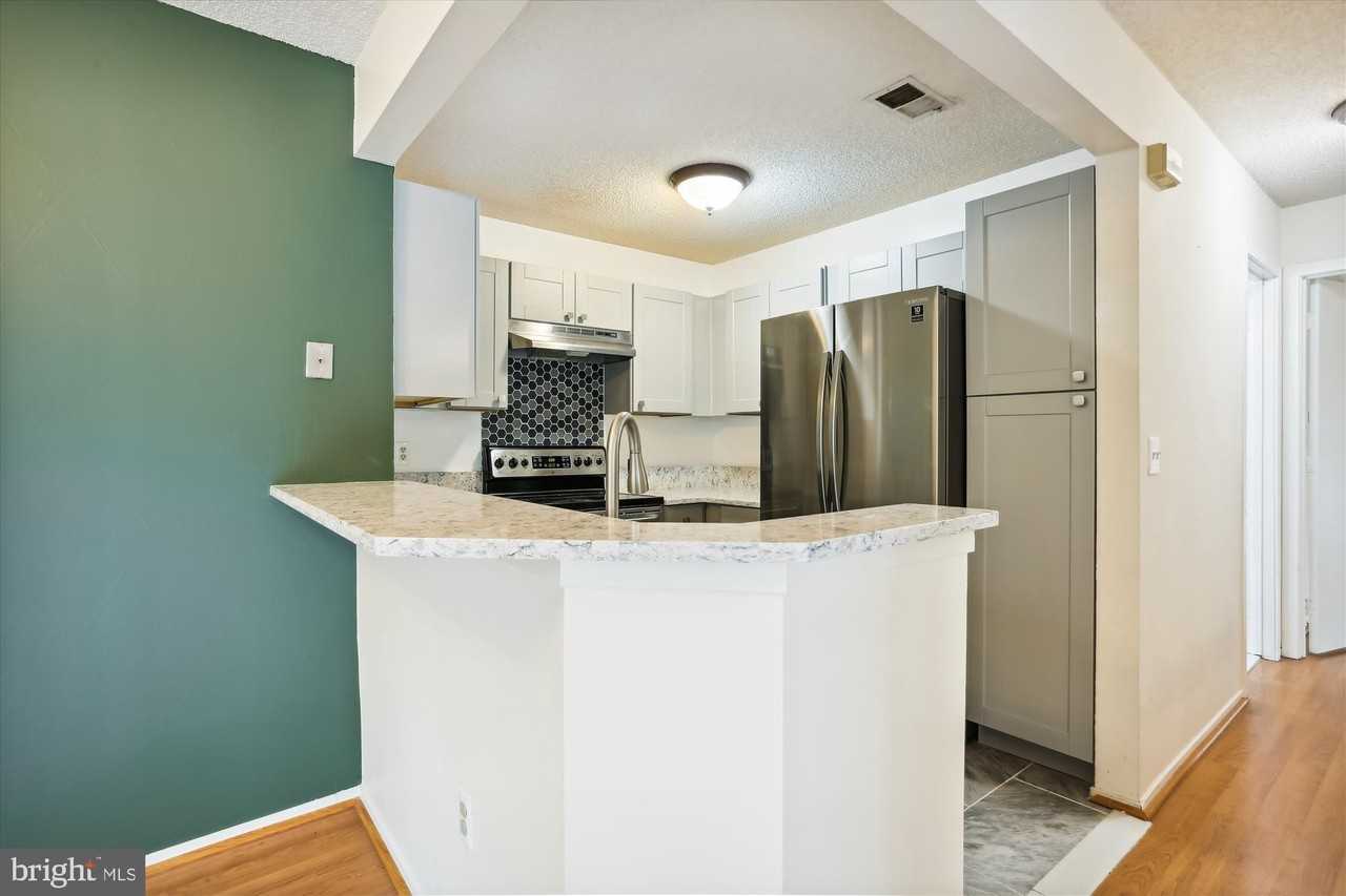 11719 Summerchase Cir Apt E #1719E - Photo 3 of 22