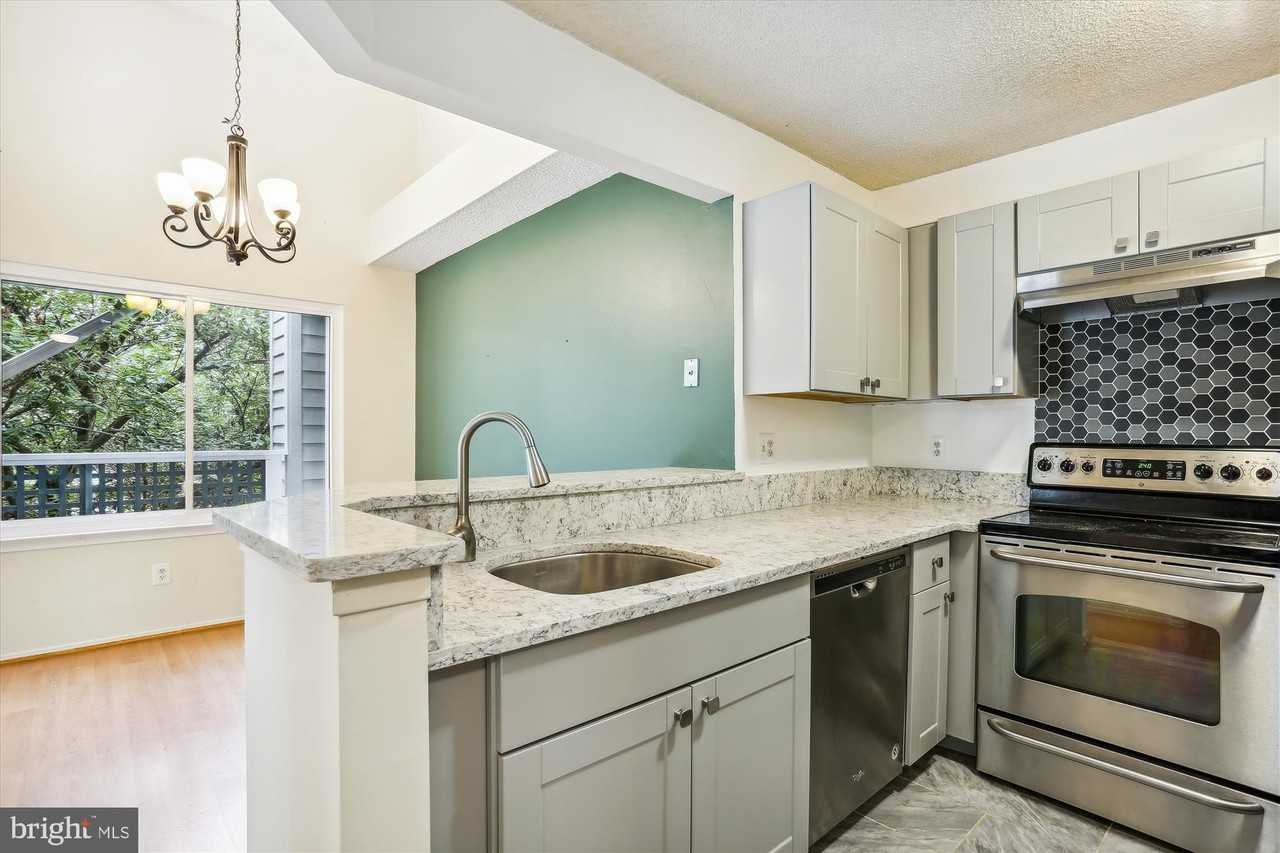 11719 Summerchase Cir Apt E #1719E - Photo 4 of 22