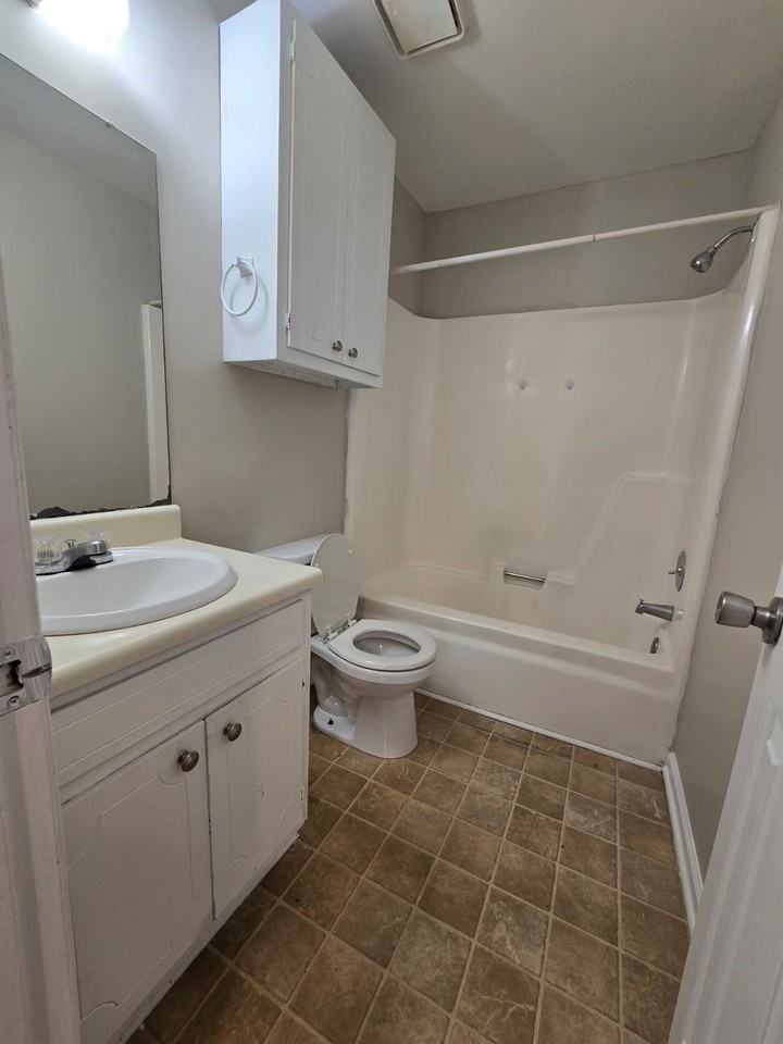 4502 Bonnell Dr Nw #C - Photo 6 of 9