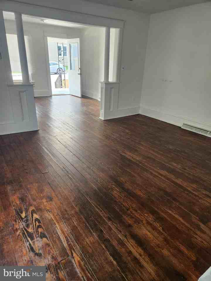 804 W John St - Photo 2 of 11