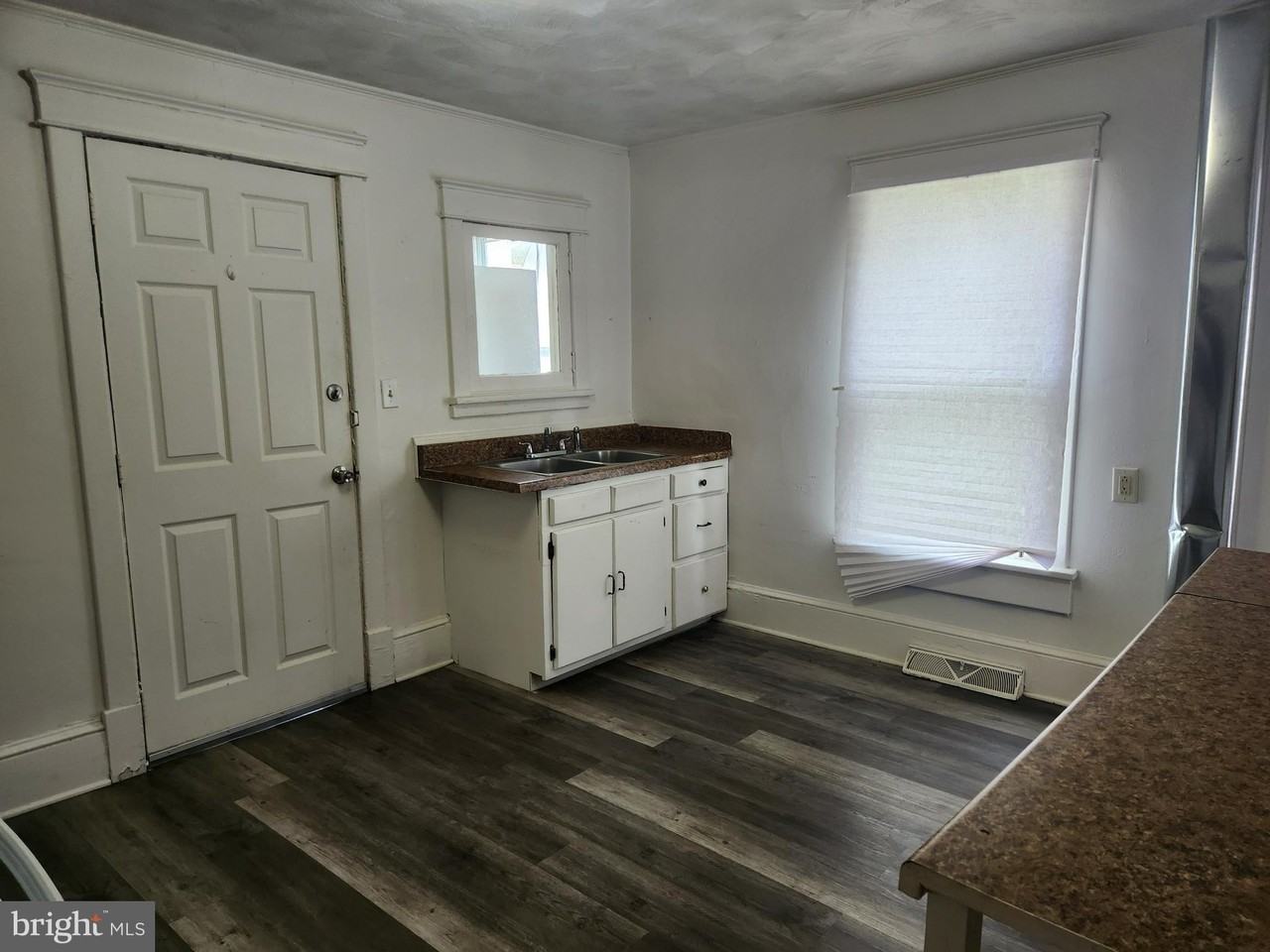804 W John St - Photo 6 of 11