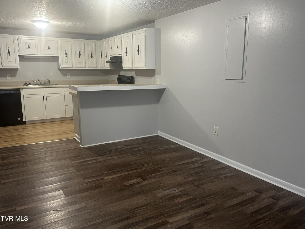 160 Kathy Ave #8 - Photo 3 of 9