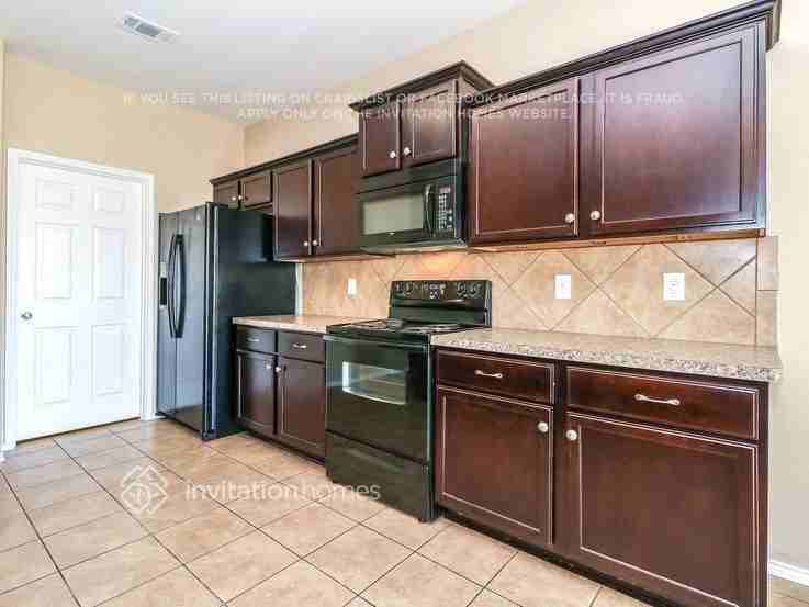 12325 Hunters Crossing Ln - Photo 7 of 14