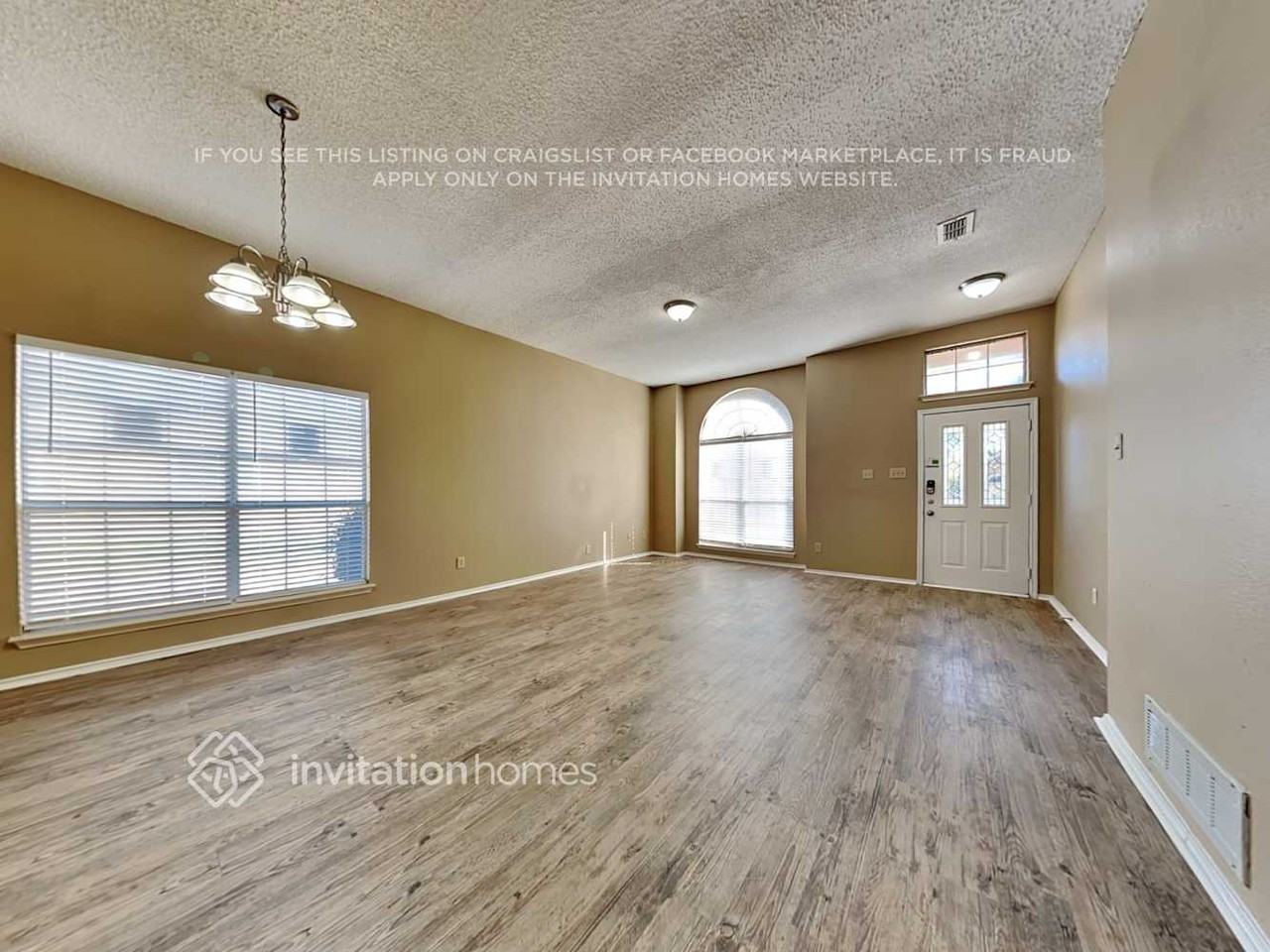 2060 Camelot Dr - Photo 3 of 18
