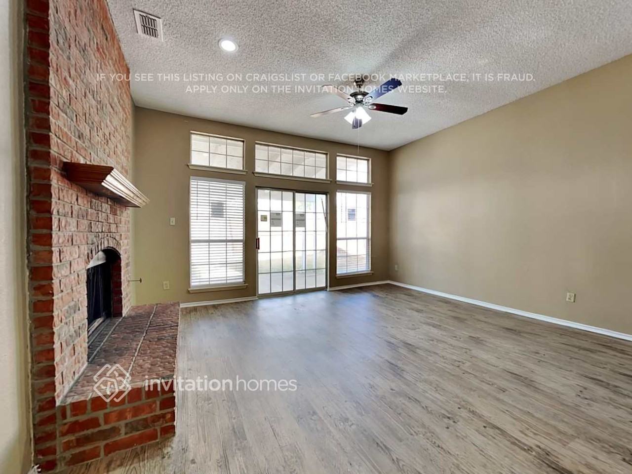 2060 Camelot Dr - Photo 5 of 18