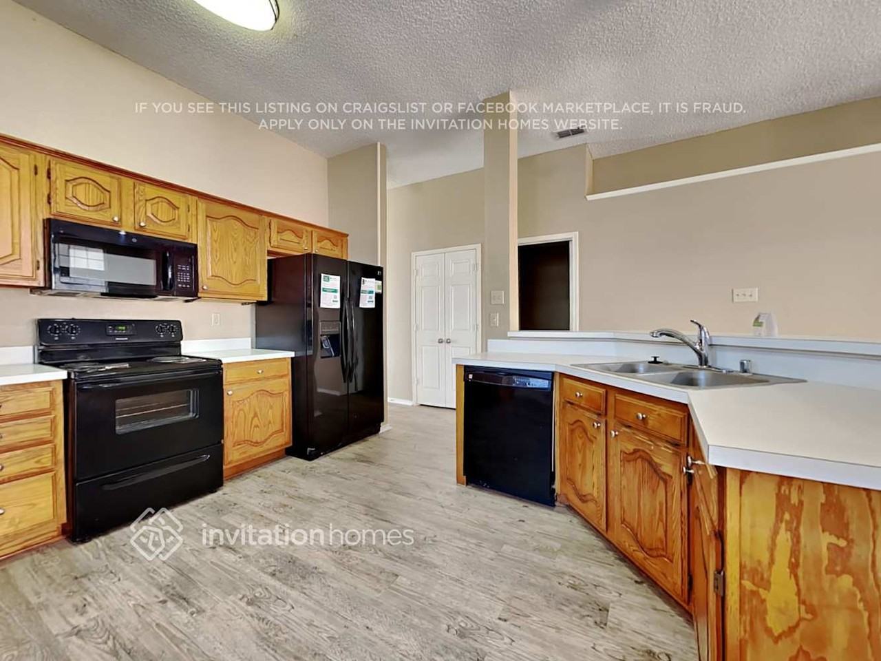 2060 Camelot Dr - Photo 6 of 18