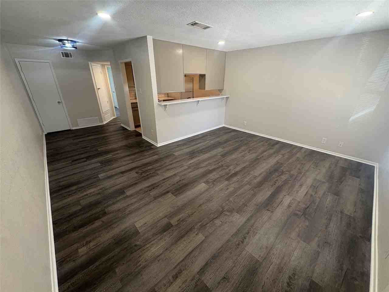 906 N Austin St - Photo 2 of 17