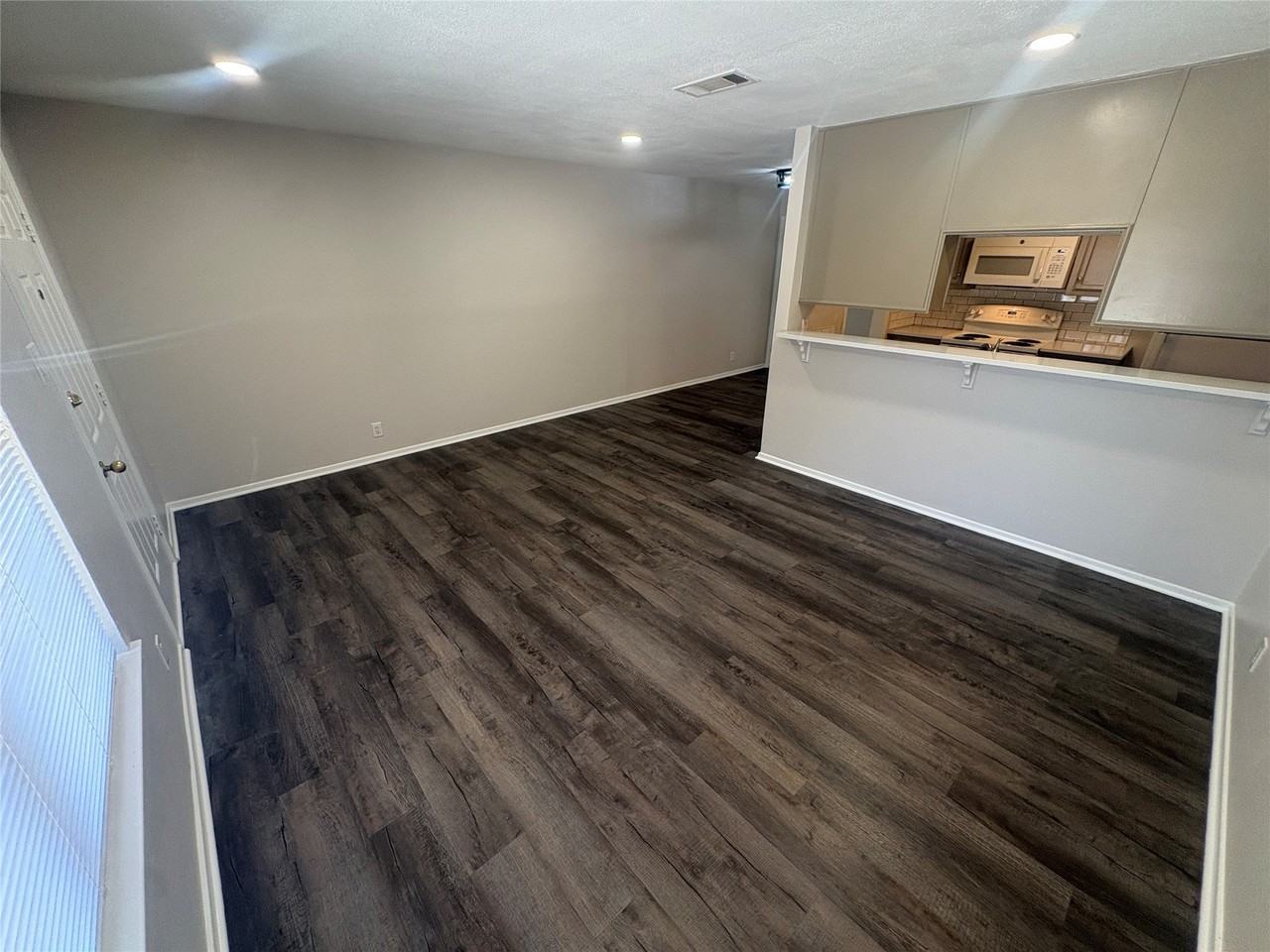 906 N Austin St - Photo 3 of 17
