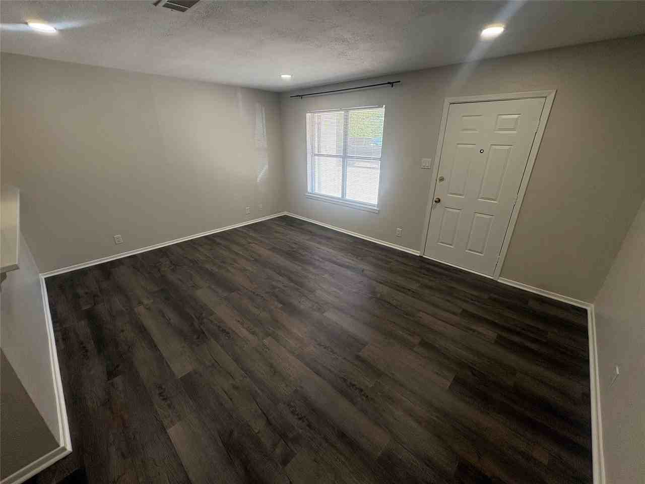 906 N Austin St - Photo 4 of 17