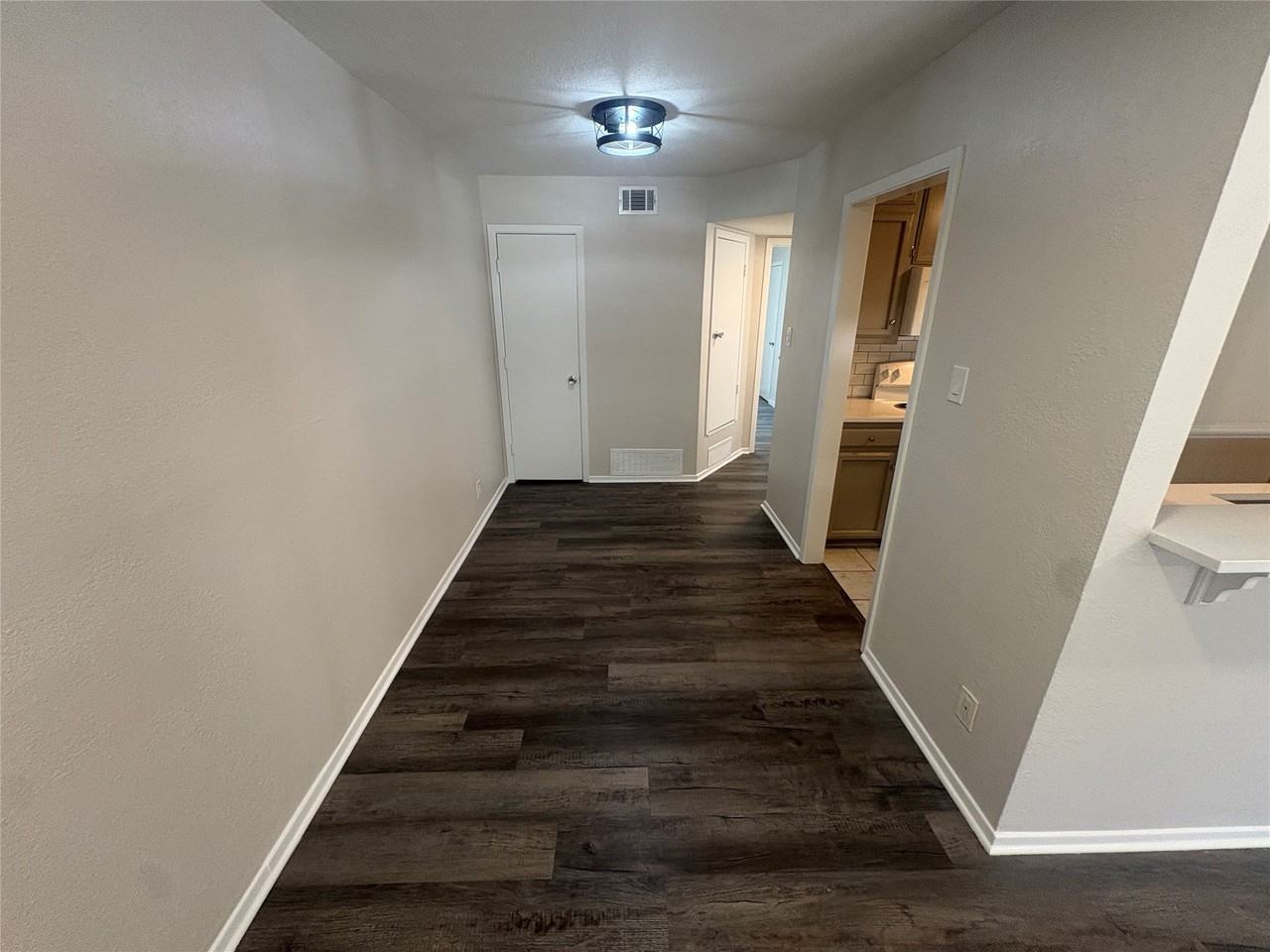 906 N Austin St - Photo 5 of 17