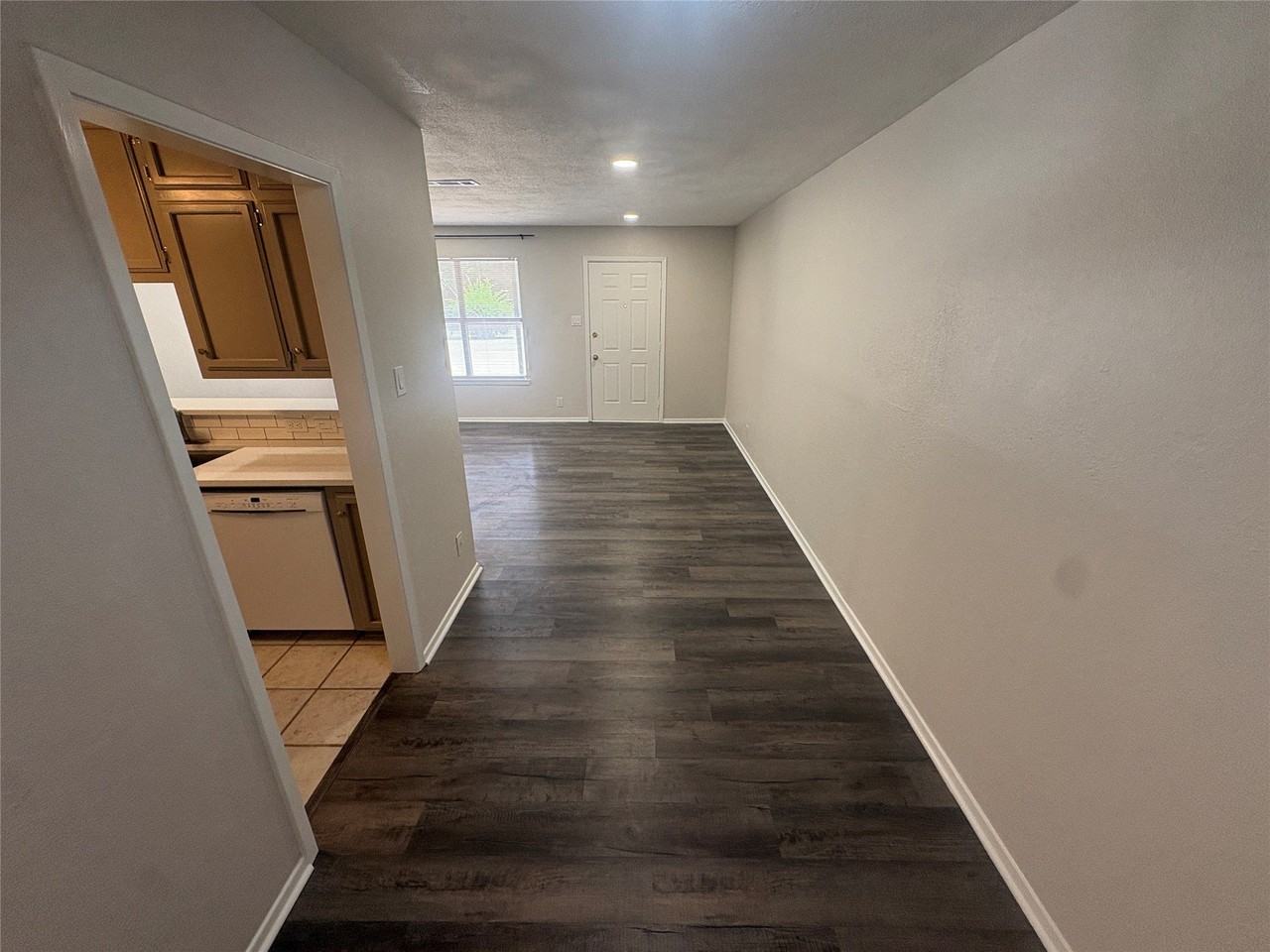 906 N Austin St - Photo 6 of 17