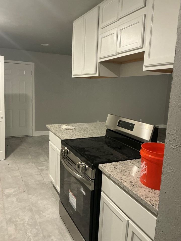 6951 Newberry Ct W - Photo 4 of 11
