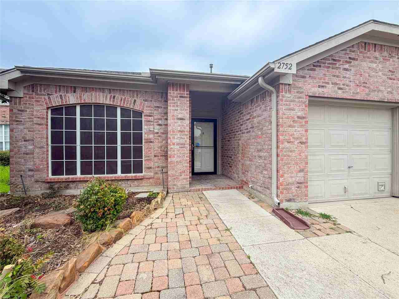2752 Scarborough Dr - Photo 2 of 21