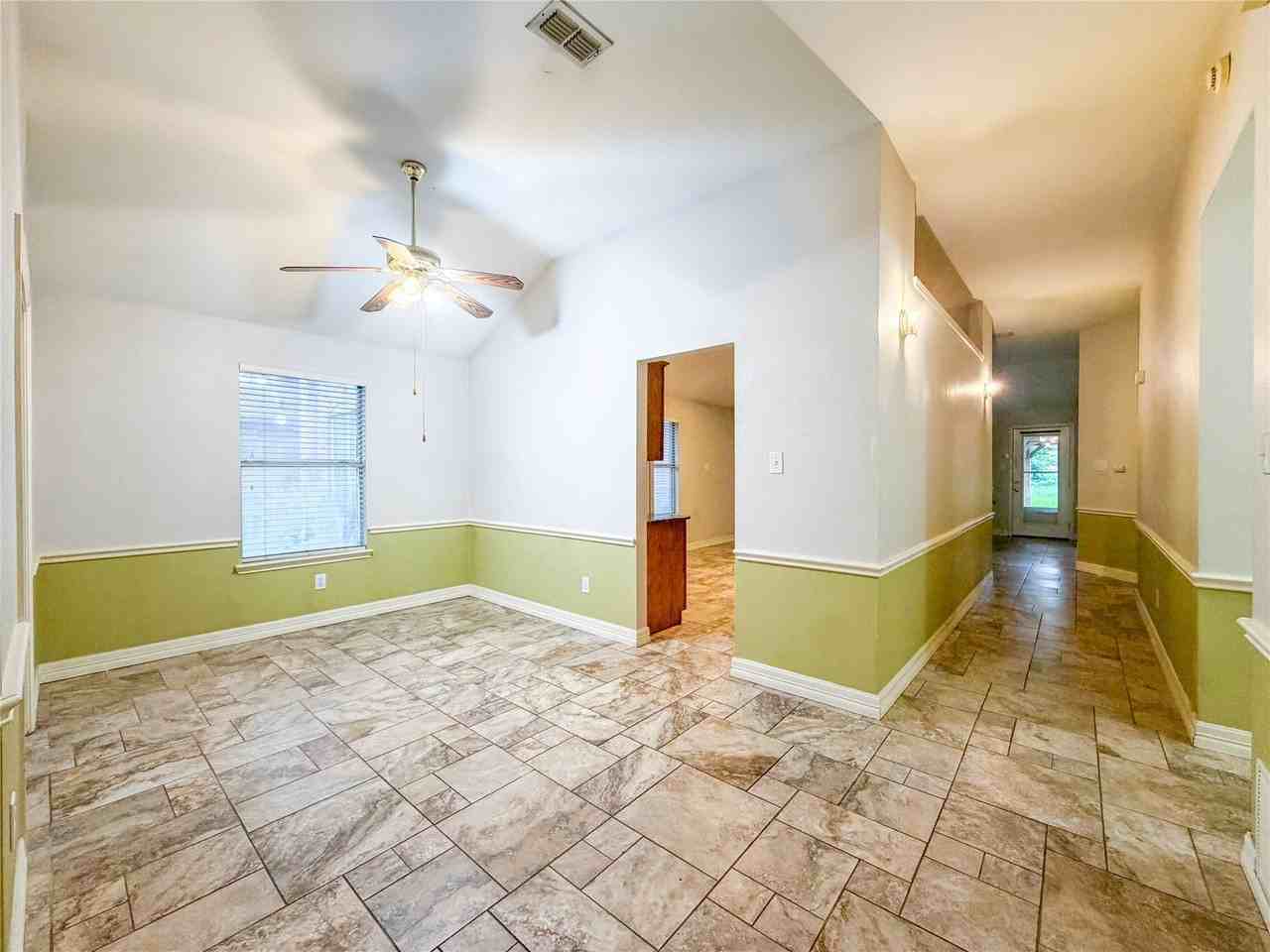 2752 Scarborough Dr - Photo 3 of 21