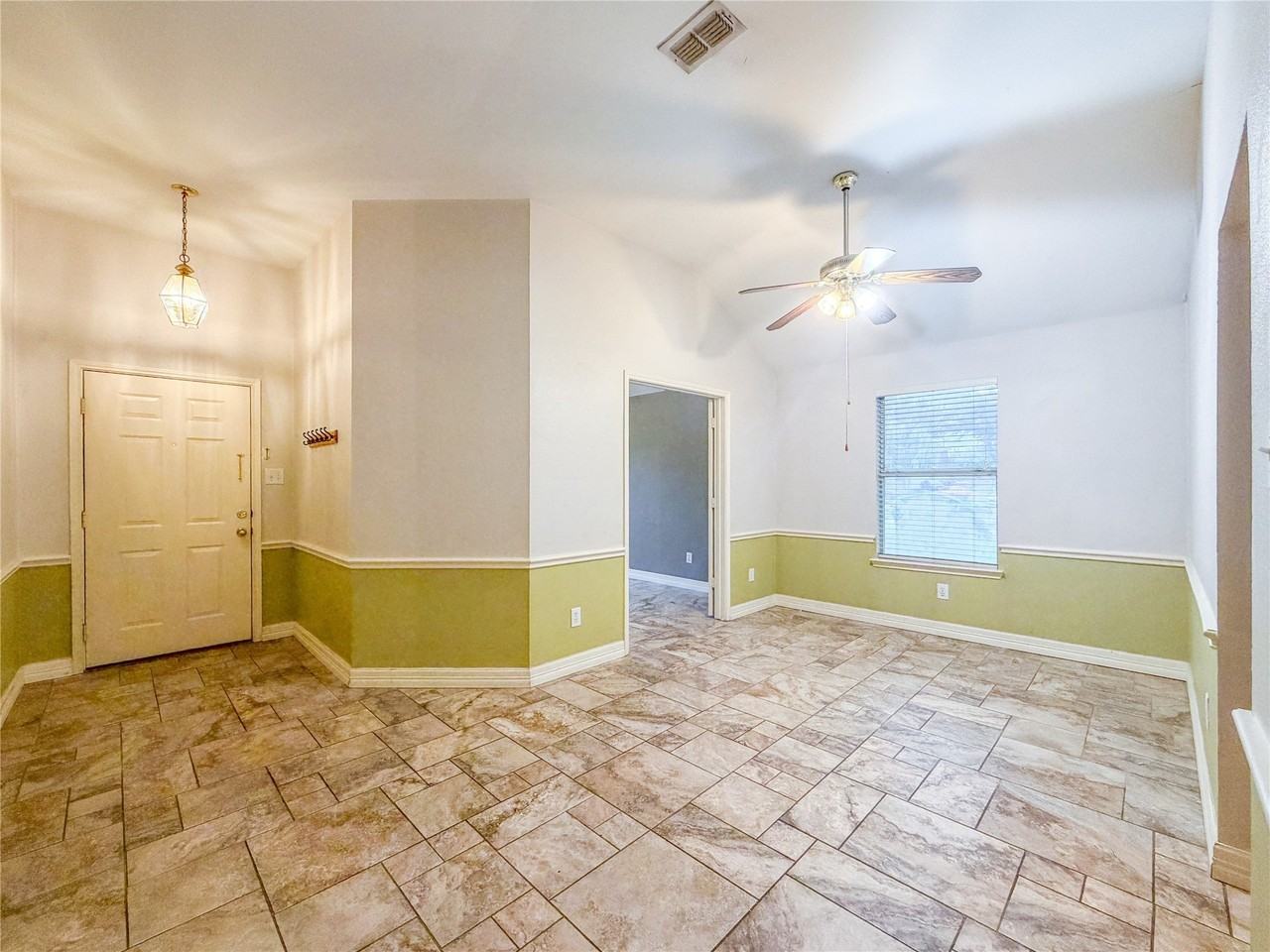 2752 Scarborough Dr - Photo 4 of 21