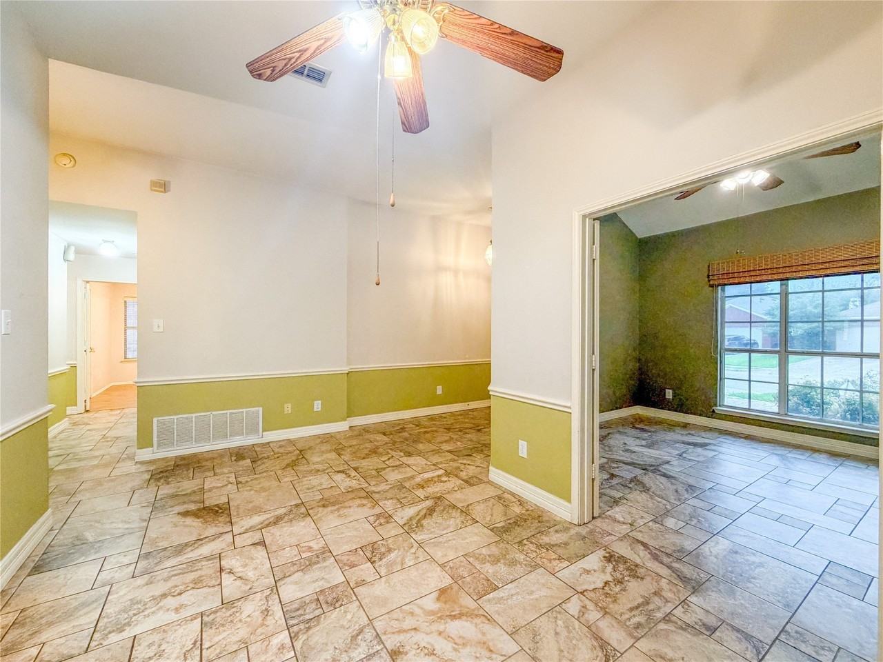 2752 Scarborough Dr - Photo 5 of 21