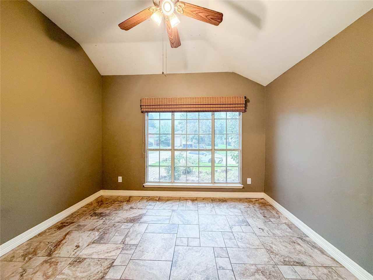 2752 Scarborough Dr - Photo 6 of 21