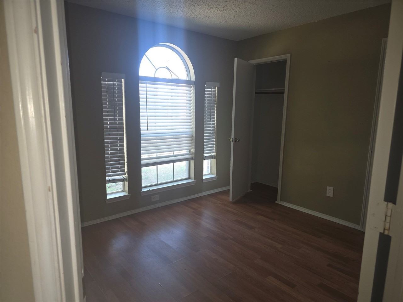 1717 Creekbend Dr - Photo 2 of 10