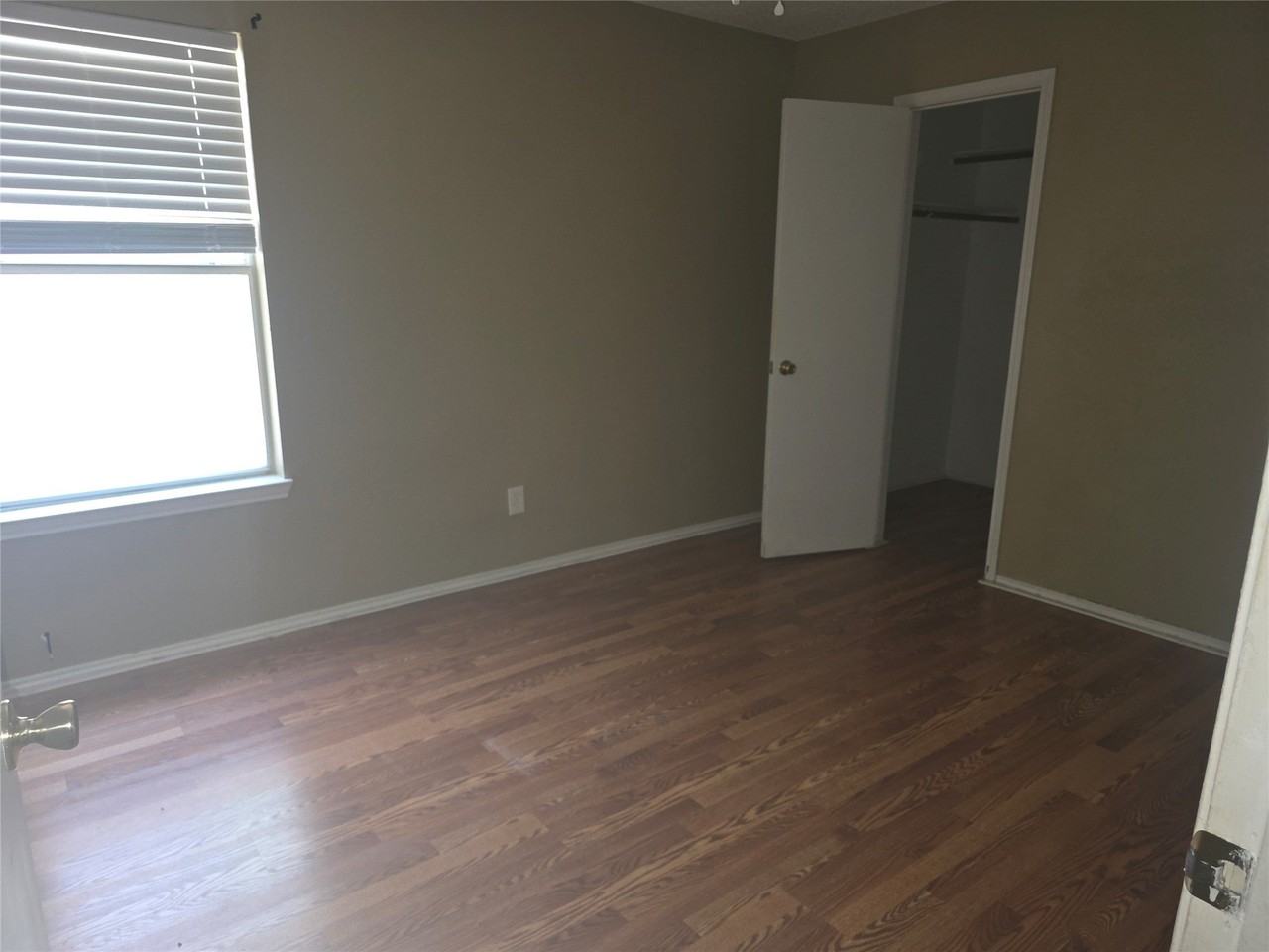 1717 Creekbend Dr - Photo 3 of 10